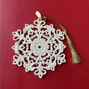 LENOX Snow Fantasies SNOWFLAKE ORNAMENT 2017 Annual Pierced Tree Ornament